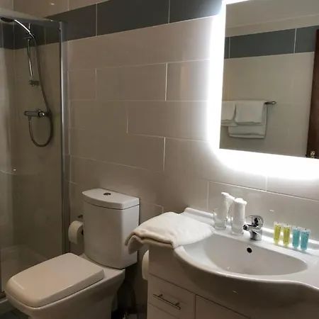 Tully's Hotel 3*